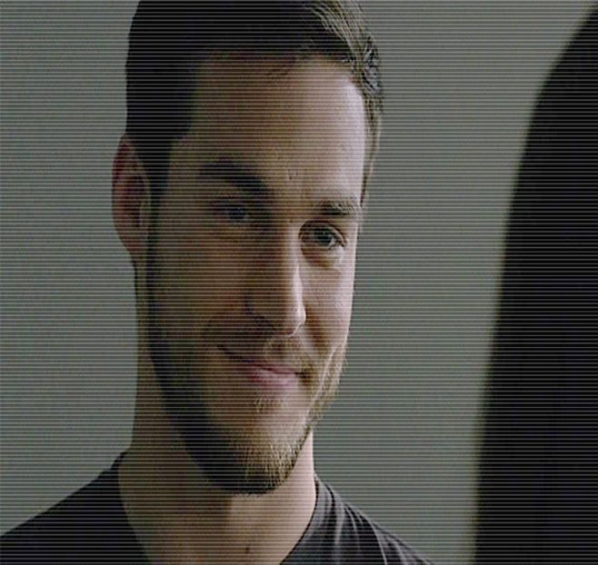 ━ # Zâmbește pe sub mustață când îi dă o palmă, degajat, și se trântește pe balansoarul mare - S01E02 x Postcards from the Edge