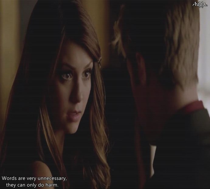 》#Înaintează după el și se sprijină cu spatele de marginea balansoarului, uitându-se la el - S01E02 x Postcards from the Edge