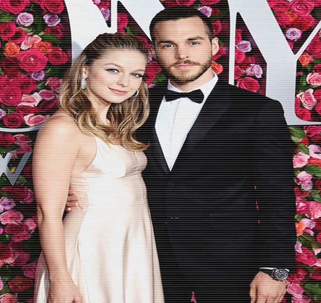 ━ Pufneşte scurt când aude ce zice că i dă afară, şi şi lasă privirea pe pantofii lui. "Da, ai drept - S01E02 x Postcards from the Edge