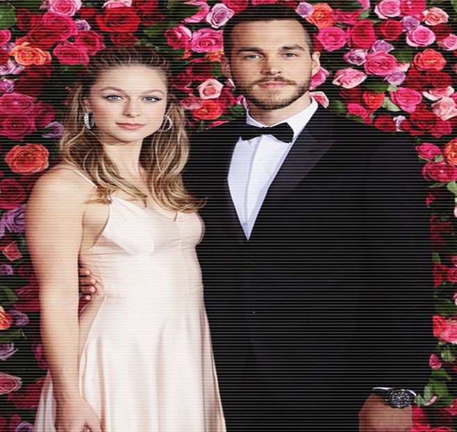 ━ Arcuiește subtil apoi și trage aer zgomotos în piept, amuzat, înainte să-și înceapă ideea. - S01E02 x Postcards from the Edge