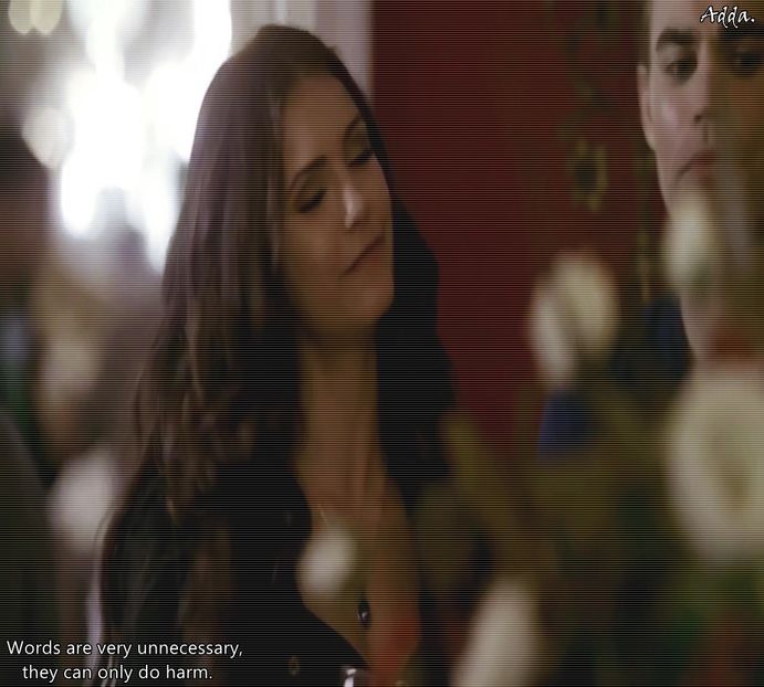 》o ia prin surprindere, trăgând-o la el în brațe. Își întoarce privirea spre el și înghite în sec - S01E02 x Postcards from the Edge