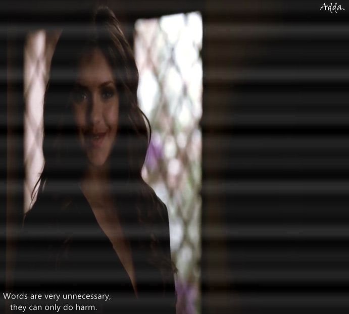 》#Un zâmbet sincer, necaracteristic modului în care aceasta zâmbea de obicei, îi apare pe chip când  - S01E02 x Postcards from the Edge