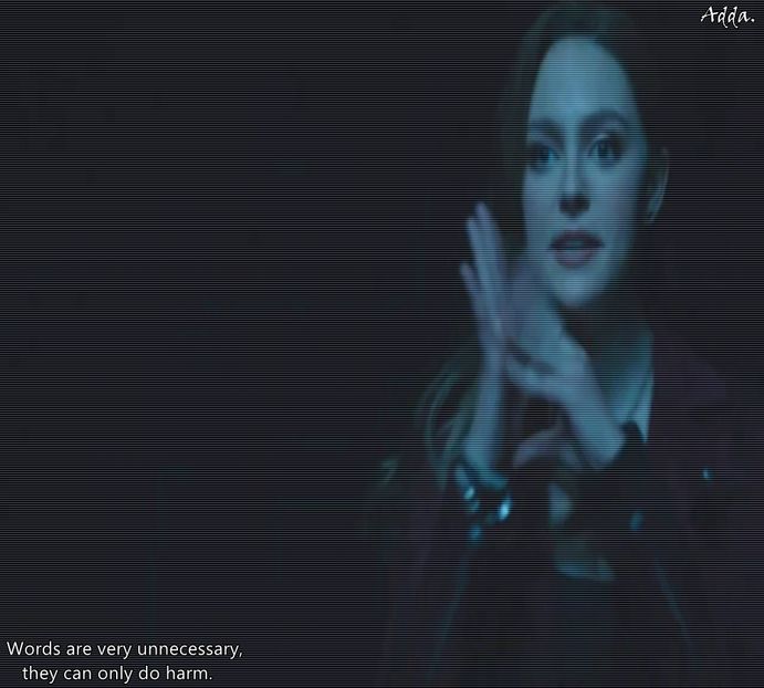 》#Când îi aude cum încep să se certe, gesticulează, astfel oprind oglinda, că auzise destule. - S01E02 x Postcards from the Edge