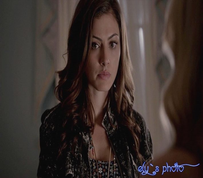 *apare si ea langa Mike si Nora* Ce aveti de va certati? - S01E02 x Postcards from the Edge