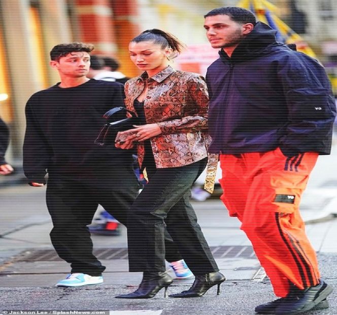 —  Întricât atât el, cât şi amicii săi ocupaseră deja locurile furgonetei respective, observând - 15 Strangers in passing casually