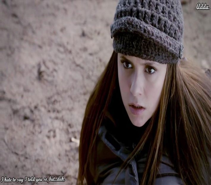 ᵉᵐ》#Emily se privea în oglindă după ce se preschimbase în Thea. Se încruntă scurt, gândindu-se - S01E02 x Postcards from the Edge