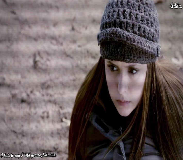 ᵉᵐ》casă, sperând să nu dea de nimeni. Pornește prin pădure, știind o scurtătură spre - S01E02 x Postcards from the Edge