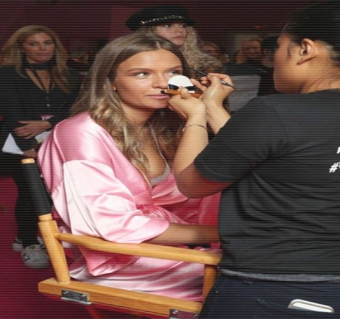 — Şi le retrage dintre picioarele brunetului, spatele îndreptându-şi-l astfel încât să revină în - 15 Strangers in passing casually