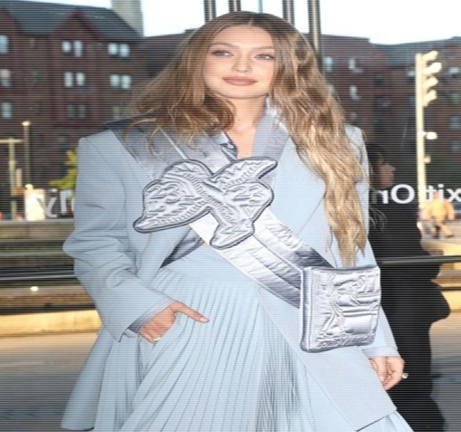 —  Să se alăture discuţiei, tocmai de aceea se menţine în continuare tăcută, preluându-şi - 15 Strangers in passing casually