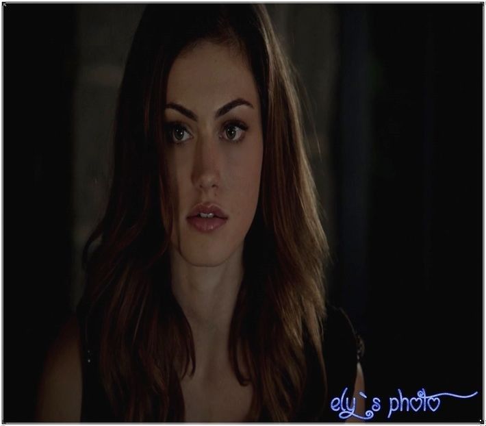 *se uită după Mike cum pleaca, apoi pleacă din pădure în oras - S01E02 x Postcards from the Edge