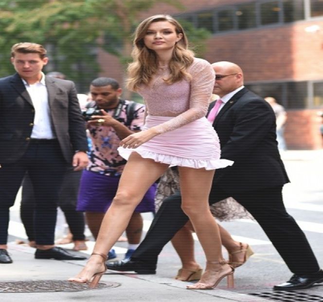 — „Nu-ţi face griji în privinţa asta, în caz că mai aveai vreo îndoială. Am ieşit din joc.” o - 15 Strangers in passing casually