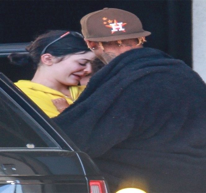 — Încă de când ajunseseră la destinaţie, mai precis cabana închiriată împreună cu amicii săi, - 15 Strangers in passing casually