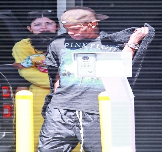 — Acest motiv, se afla în curtea din spate, cea ferită de orice contact public, care totodată - 15 Strangers in passing casually