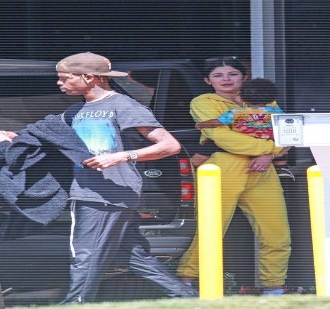 — În pofida deplasării sale, în cele din urmă se opreşte, ocupând deci un loc pe un şezlong - 15 Strangers in passing casually