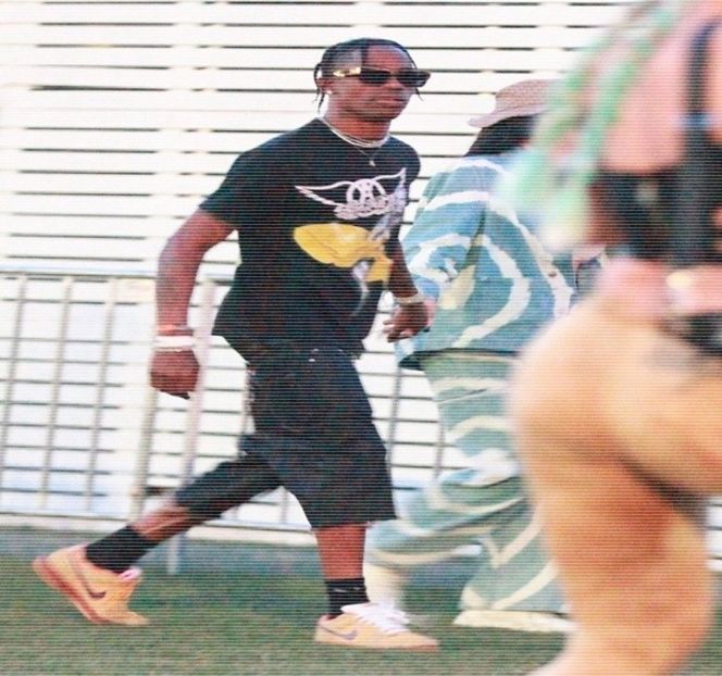 — Ceva rahat de genul.” Prin urmare a replicii, produce un avânt al corpului până ce ajunge - 15 Strangers in passing casually