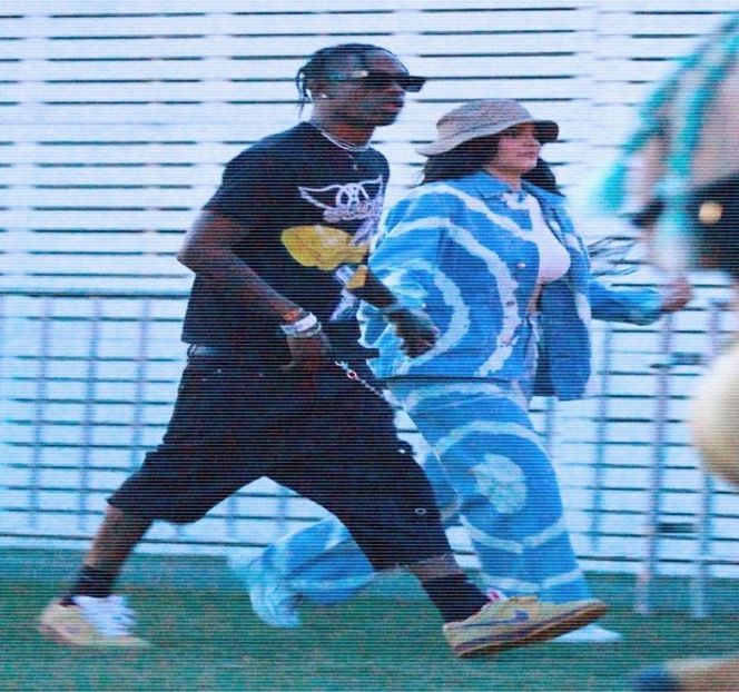 — Interior, să-şi plaseze palmele peste ceafă, degetele împreunându-şi-le între ele, profitând - 15 Strangers in passing casually