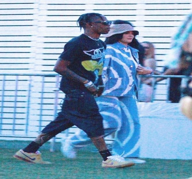 — Faciale serioase, două-trei secunde mai târziu bufneşte în râs, concomitent având să-şi - 15 Strangers in passing casually