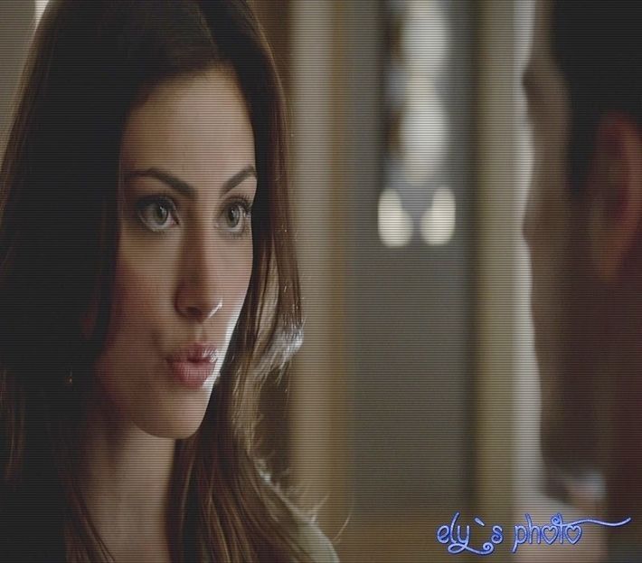 *se duce după Thea/Emily* Oh da, au cele mai bune sandvișuri - S01E02 x Postcards from the Edge