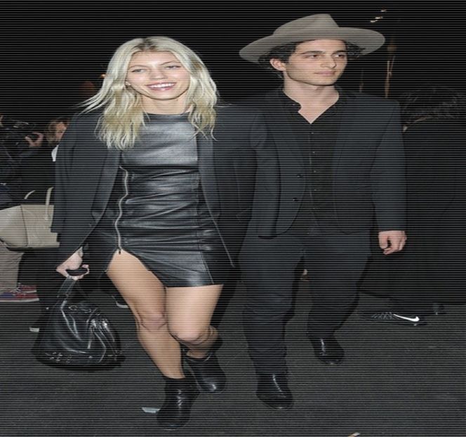 —  Amuzată, ce-i drept. În continuare, ascultă în linişte şirul de idei pe care amicul său i-l - 15 Strangers in passing casually