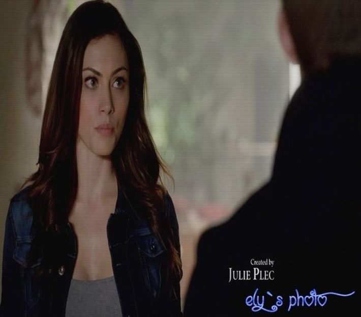 *se uită la ea cum ezita sa bea din pahar* Hmmm, ceva - S01E02 x Postcards from the Edge