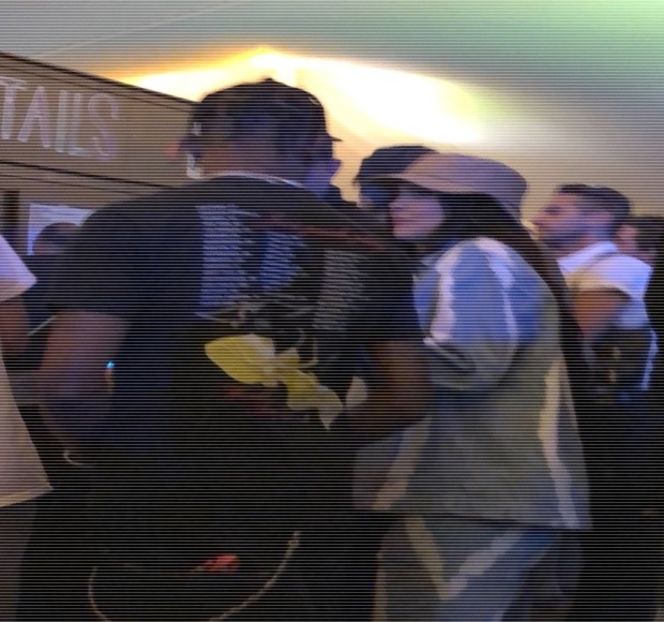 — La scurt timp după ce ajunge a lua urma amicului său, respectiv direcția cabanei, - 15 Strangers in passing casually