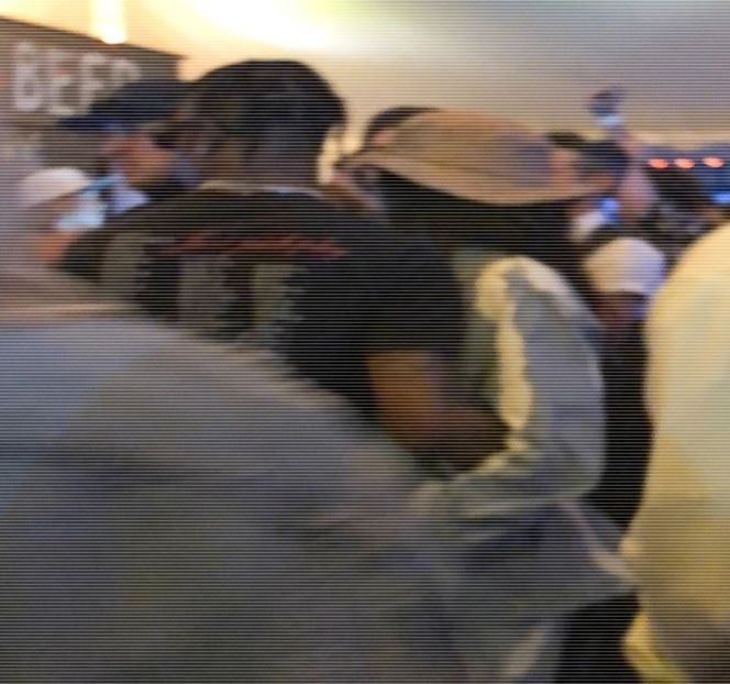 — Pe amândoi spre bucătărie, loc în care odată ajunși, pătrund. Deși cu coada ochiului îl - 15 Strangers in passing casually