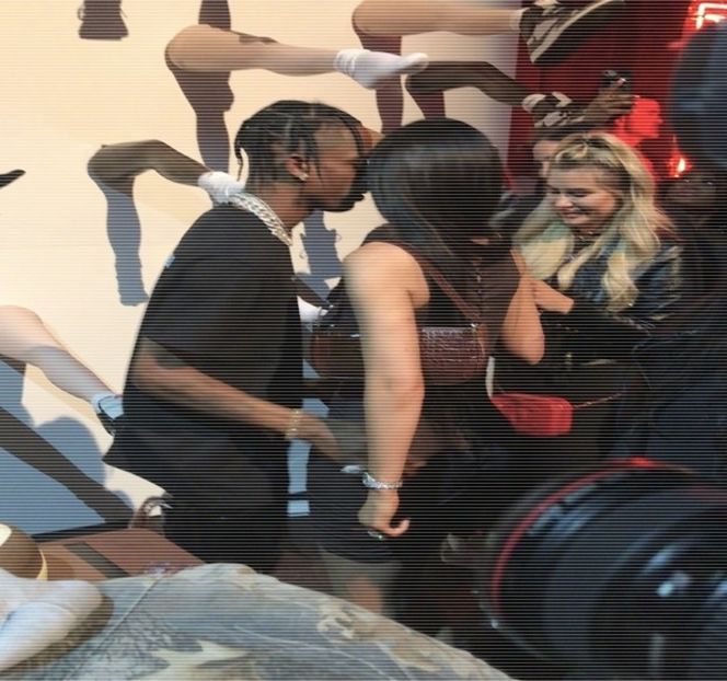 — În aceeași perioadă de timp, Josephine cel mai probabil se afla pe punctul de a părăsi - 15 Strangers in passing casually