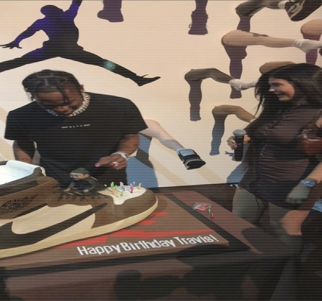 — “Wifey material?” Rostește în cele din urmă, abia atunci când privirea lui urcă odată cu - 15 Strangers in passing casually