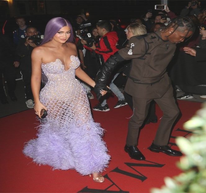 — Unesc sub forma unui sărut de o scurtă durată. Eventual, chiar după sustragere, privirea - 15 Strangers in passing casually