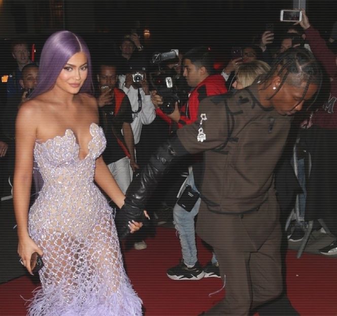 — Rândul său o mişcare a capului, identificându-se astfel zona uşii; căci el avea să-şi mai - 15 Strangers in passing casually