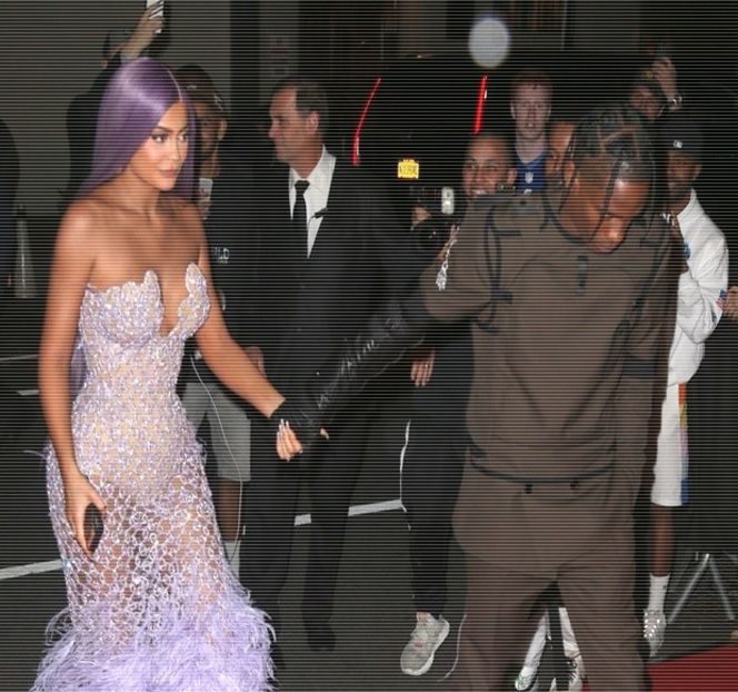 — Ales fumase. Astfel că, imediat ce gândul şi-l duce la bun sfârşit, odată întors, sesizează - 15 Strangers in passing casually