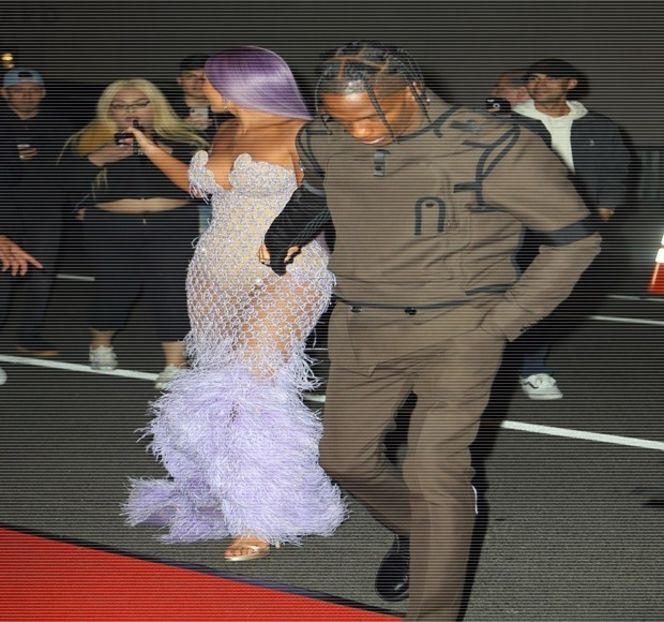 — Săi. Aruncă doar câte o scurtă privire acestora în parte, până ce odată oprit în dreptul - 15 Strangers in passing casually