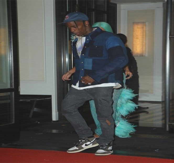 — Încă de când numeroasele preparate, aflate, surprinzător, în număr mare, îi captează - 15 Strangers in passing casually