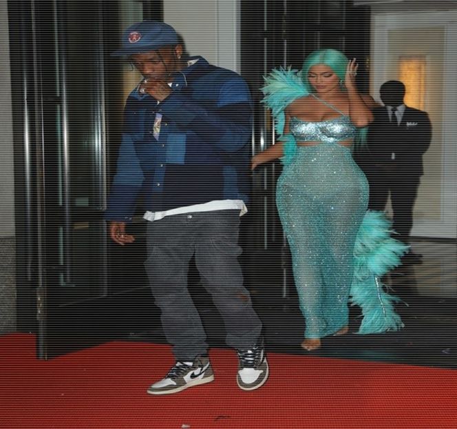 — Ocupat de către ea. În pofida liniştii create, atenţia reuşeşte totodată a-i fi într-un viitor - 15 Strangers in passing casually