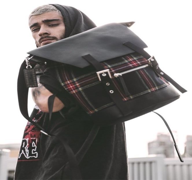 — Delecta cu acele gustări de dragul muncii depusă de către fete, pe care o şi asistase - 15 Strangers in passing casually