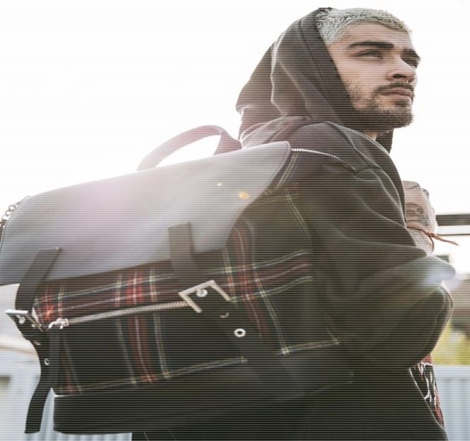 — Spre individa poziţionată pe cealaltă parte a mesei, mai precis Josephine, aflată fiind deci - 15 Strangers in passing casually