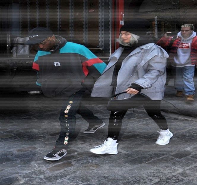 — Şi cum ar fi exprimat atacul la persoană pe propriul chip, concomitent producând şi un - 15 Strangers in passing casually