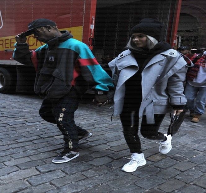 — Ca pe un compliment sau să încep să plâng.” Pe parcursul mestecării rosteşte dinadins - 15 Strangers in passing casually