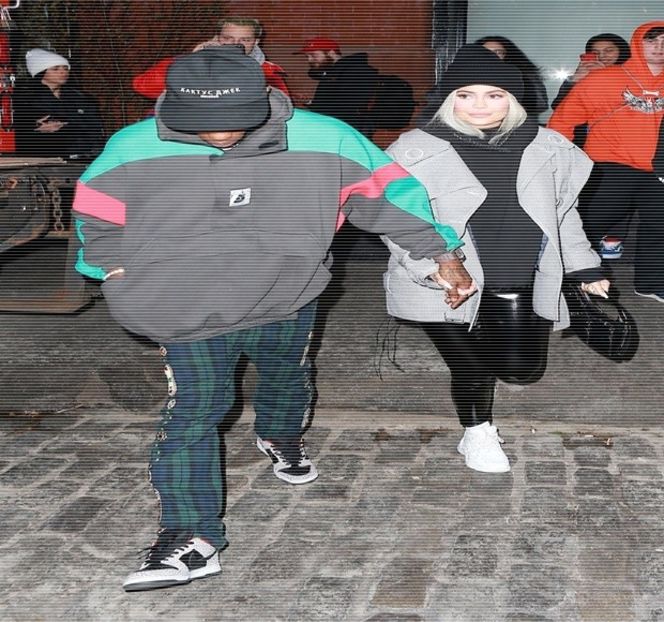 — Doi, respectiv Zayn şi Gigi, sfârşind în situaţia în care le aruncă acestora o privire. - 15 Strangers in passing casually