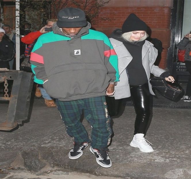 — Opus al mesei, acolo unde Roman era acum poziţionat, la fel procedând şi cu ajutorul - 15 Strangers in passing casually