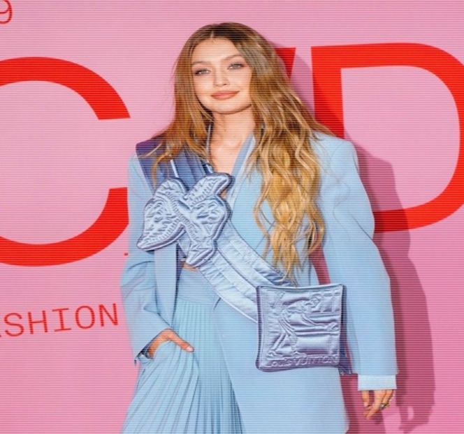 —  Cauza zâmbetului ce-i răsare ulterior pe buze se dovedeşte a fi răspunsul pe care îl - 15 Strangers in passing casually