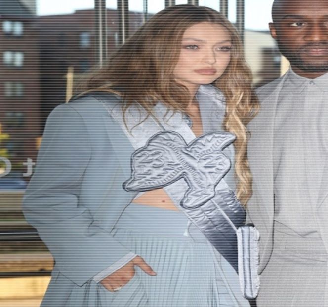 —  „Mai ai nevoie şi de altceva, Travis? Să-ţi dau şi o scară?” într-un spirit amuzat, reacţionează - 15 Strangers in passing casually