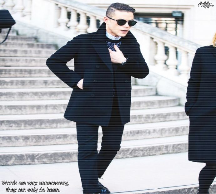 》#Privea înainte, continuând să meargă. În momentul în care Nora se apropie de el, se uită - S01E02 x Postcards from the Edge