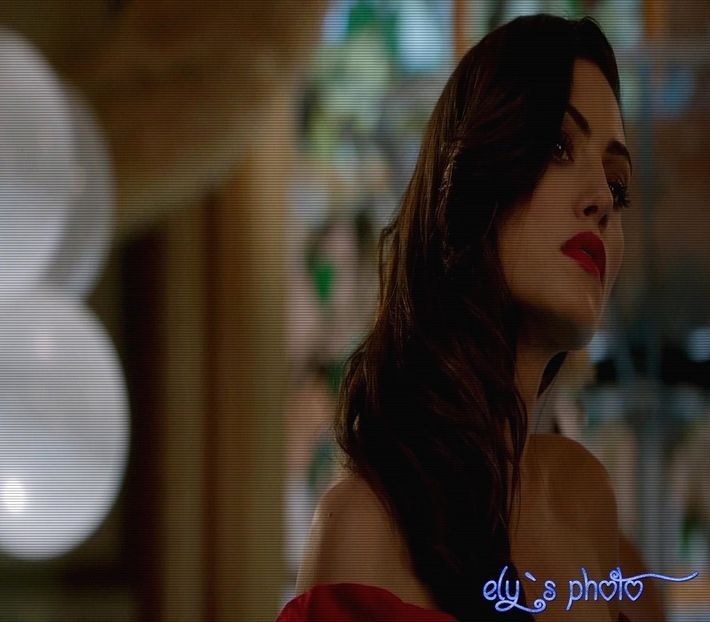 As you wish. Mă duc să prepar, revin. *se duce la bar și incepe - S01E02 x Postcards from the Edge