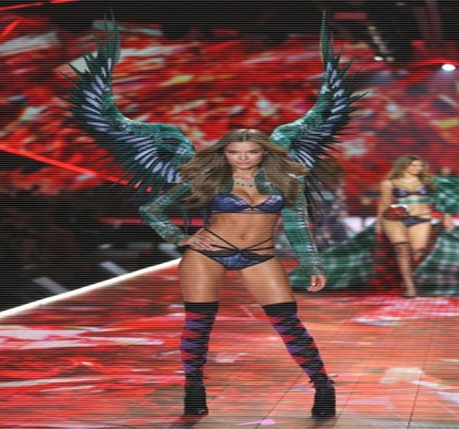 — Colţurile gurii i se arcuiesc din nou, între timp, având să-i acorde o ocheadă şi amicului - 15 Strangers in passing casually