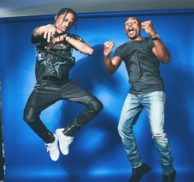 — Şi chiar dacă nu este posibilă reuşirea unui contact vizual, rânjetul tipic îi preia forma - 15 Strangers in passing casually