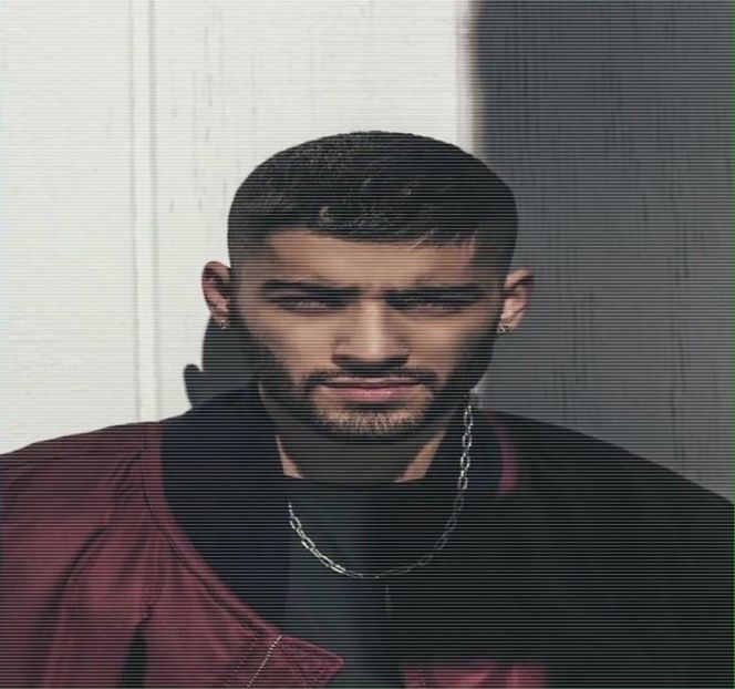 — De curenta conjunctură, buzele îi ajung depărtate una de cealaltă, iar ochii totodată bulbucaţi, - 15 Strangers in passing casually