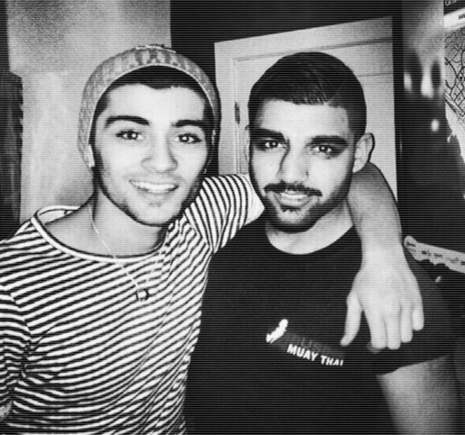 — Îi stătea acum în cale, căci, după cum îl înştiinţase Gigi, elasticul respectiv se afla pe - 15 Strangers in passing casually