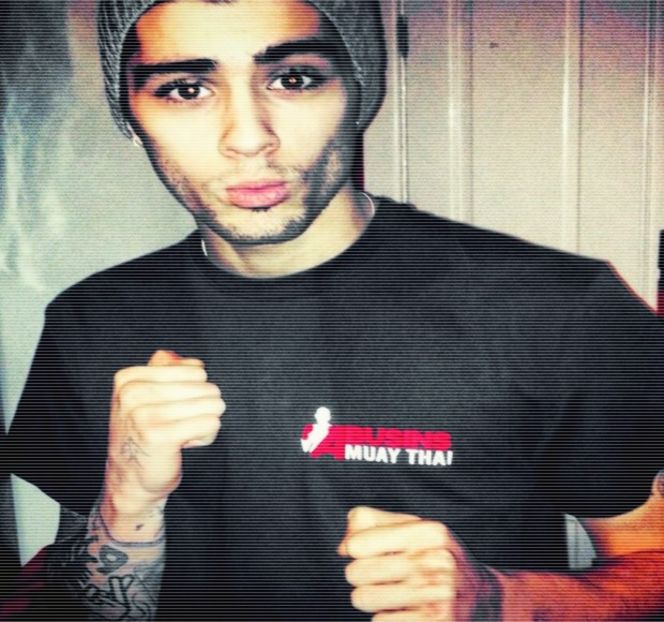 — A prelua drumuri opuse; recurge la un altul spre stânga, aceasta urmându-l. Desigur, - 15 Strangers in passing casually