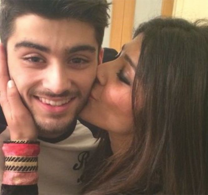 — Înainte de a profita de faptul că aceasta se oprise în loc, fiindu-i facil să-i ocolească corpul - 15 Strangers in passing casually